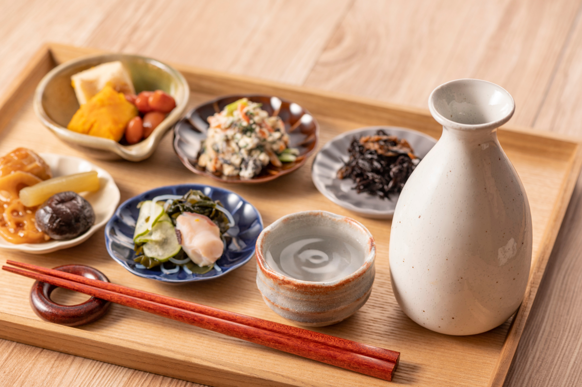 사케 한 병과 함께 차려진 초밥