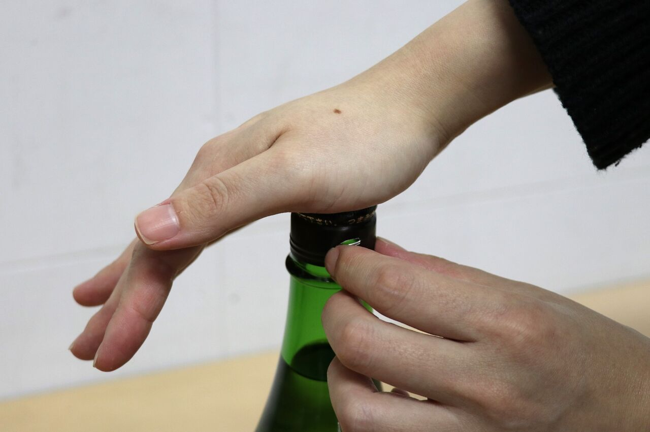 얼음과 함께 차게 준비한 뿌연 니고리자케 한 병