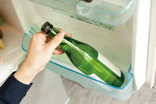 유리잔에 따라 신선함을 살펴보는 사케