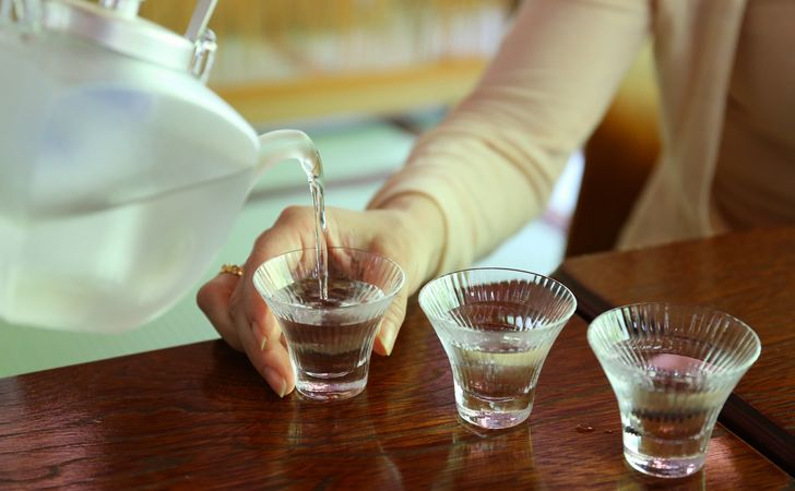 선반에 놓인 사케 한 병