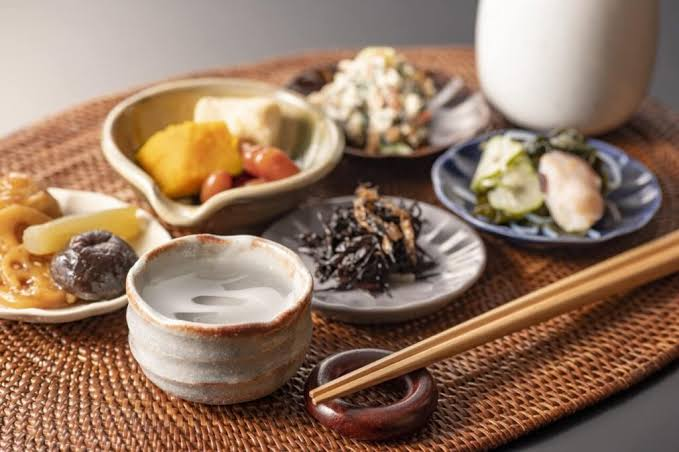초밥, 라멘과 함께 차려진 사케 상차림