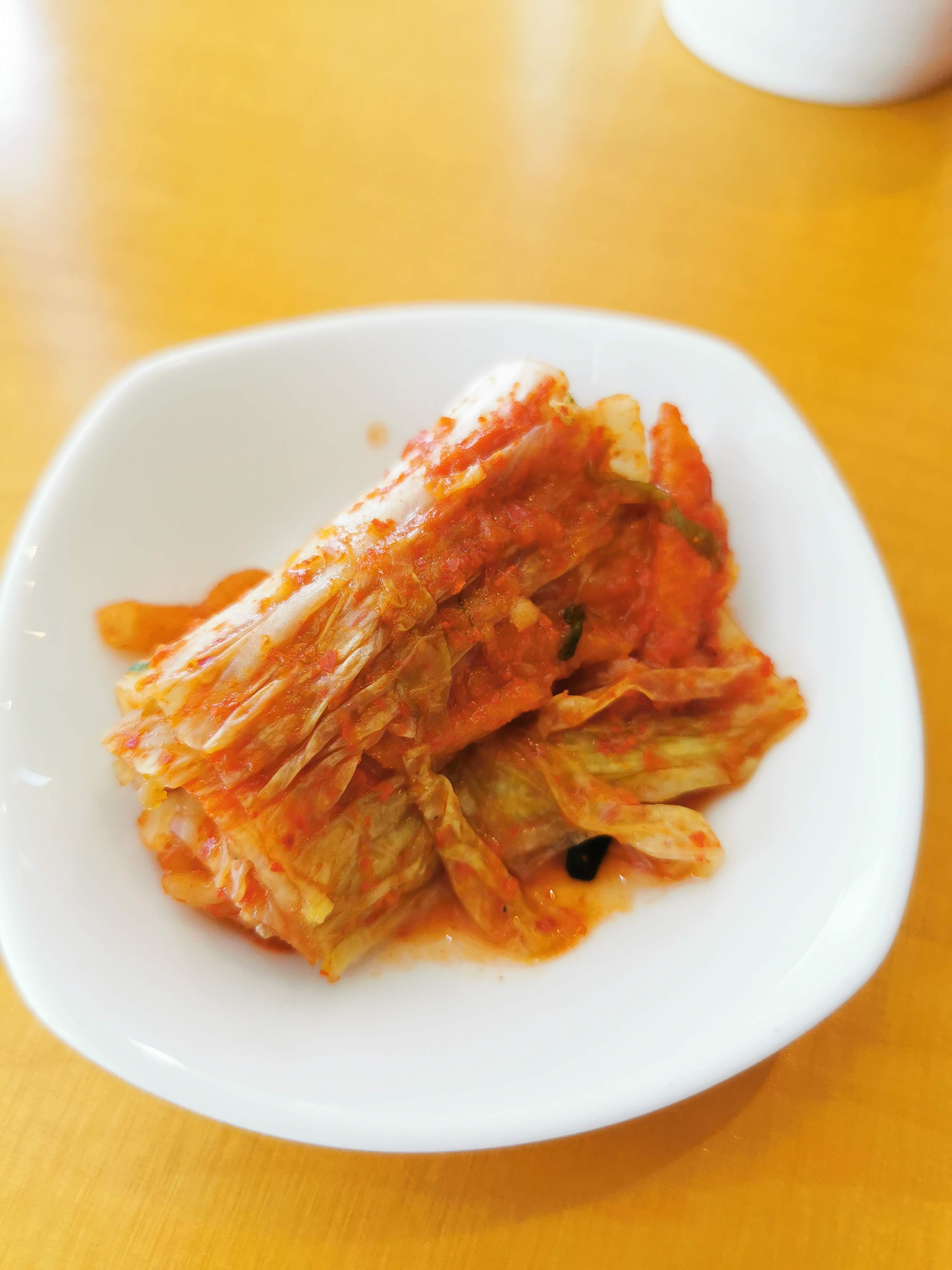 빨갛게 양념한 배추김치