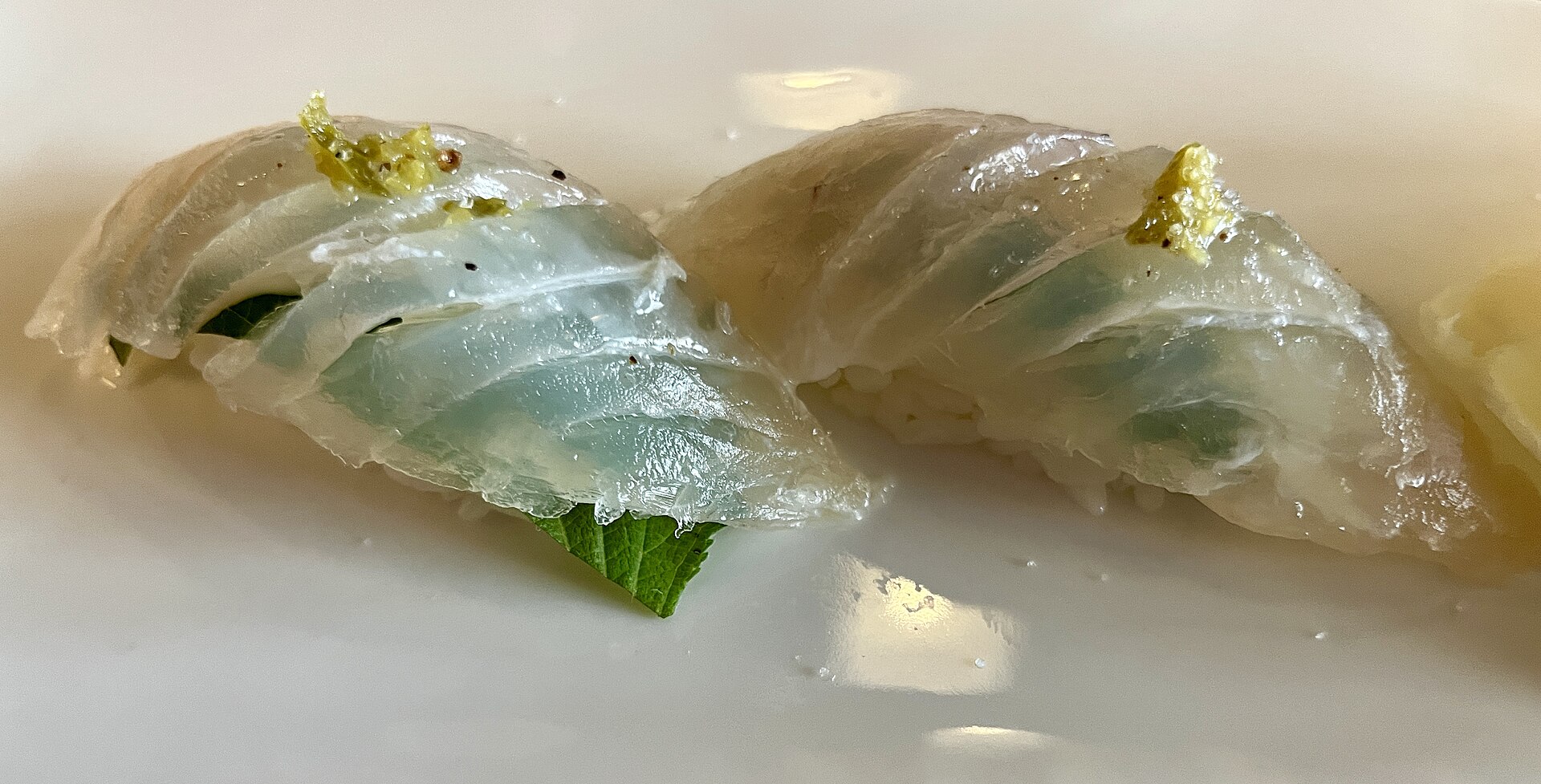 담백한 흰살 생선 초밥 두 점