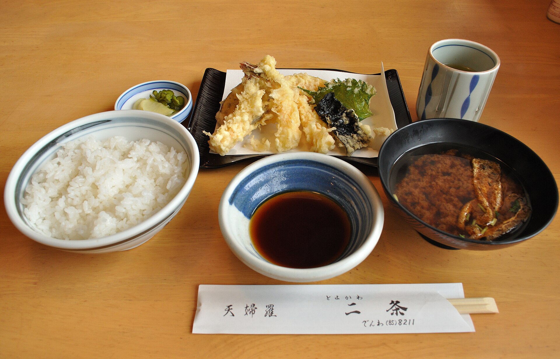 튀김과 밥, 국이 함께 차려진 튀김 정식