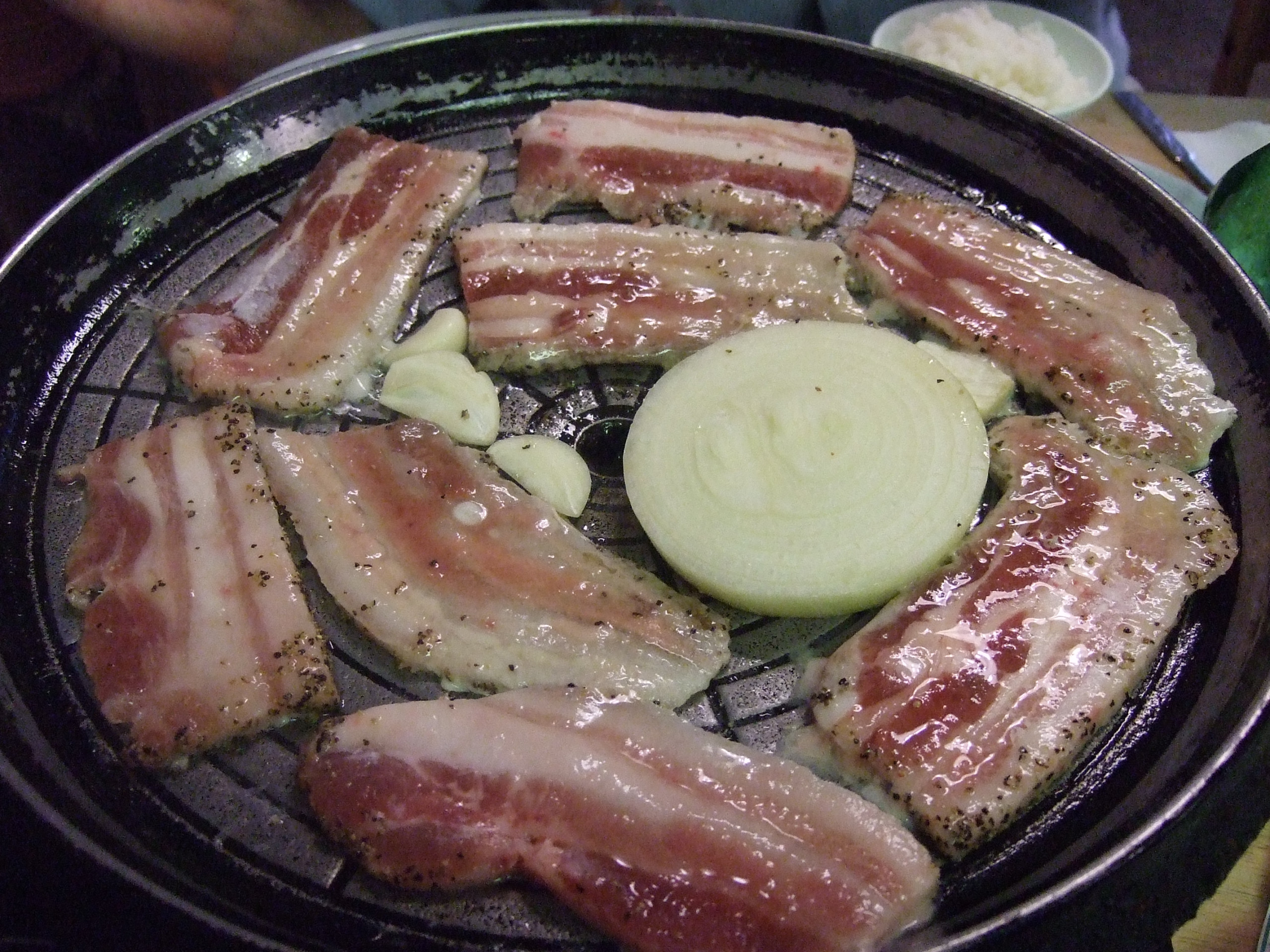 불판에 구워지는 삼겹살